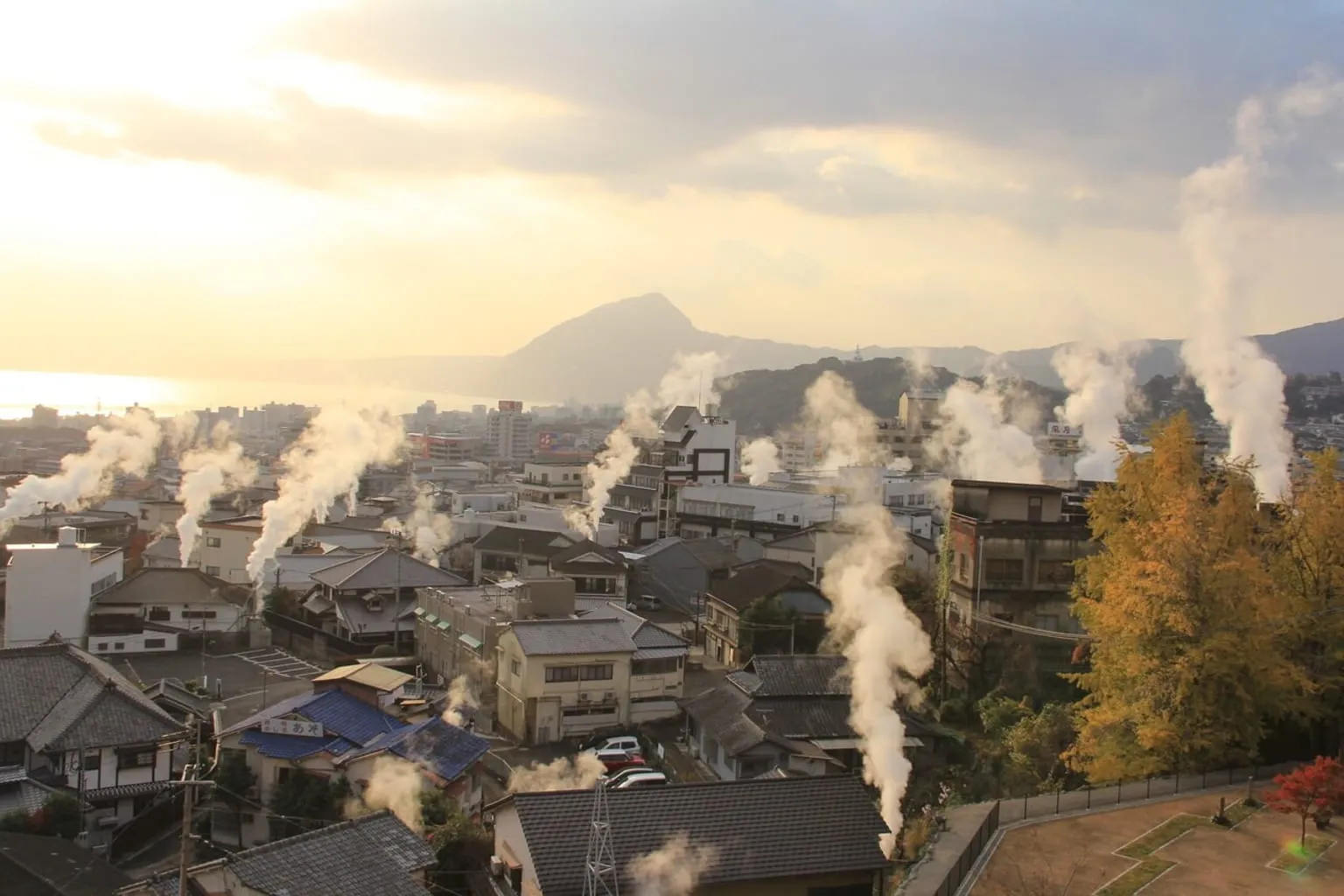 湯けむりが立ちのぼる別府市街地