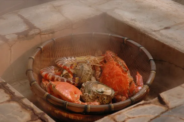 蒸気で蒸される地獄蒸し料理
