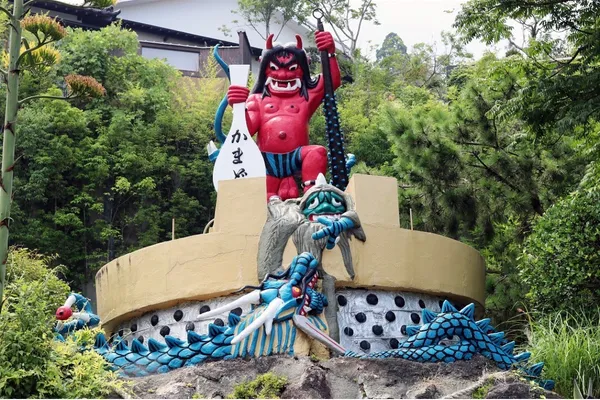 かまど地獄の入口にある赤鬼のモニュメント