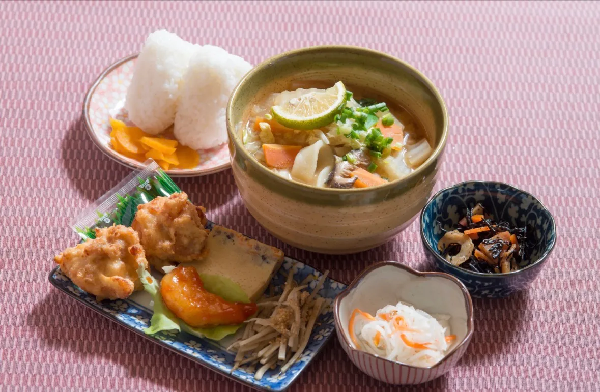 とり天やだんご汁などを一度に楽しめる大分の郷土料理セット