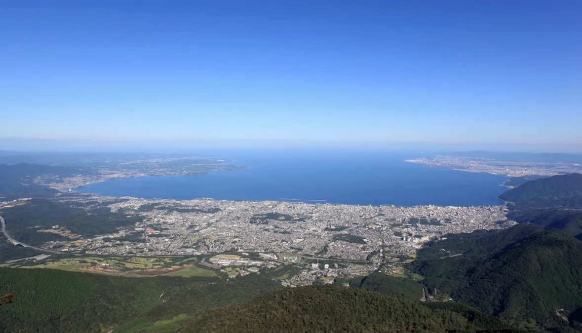 鶴見岳山頂から見下ろす別府湾と市街地の眺め